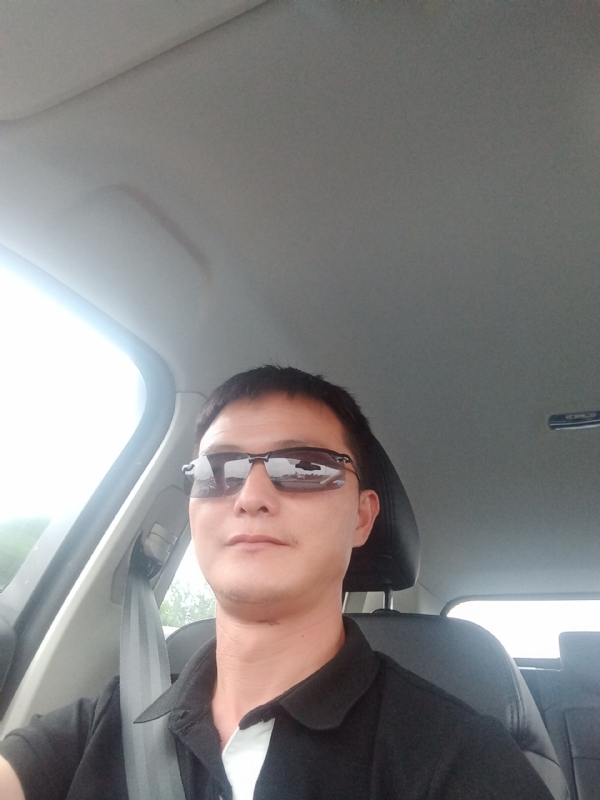 孤独的男人的第一张照片--邵阳相亲服务中心