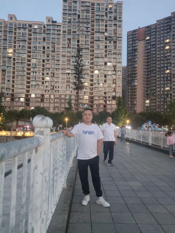 寂寞的男人的第一张照片--邵阳相亲服务中心